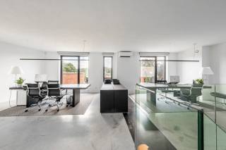 Bent u op zoek naar een luxe kantoorruimte die professionaliteit en comfort combineert? <br />Deze kantoorruimte in ‘s-Gravenwezel biedt alles wat u nodig heeft om uw bedrijf te laten groeien in een prestigieuze omgeving.<br /><br />De eerste verdieping biedt een ontvangsthal van ca. 12 m² en een ruime inkom-/ontvangstruimte van ca. 35 m² met een open trap naar de tweede verdieping. Vanuit deze ruimte heeft u toegang tot een gastentoilet met vestiairekasten. De keuken van ca. 8 m² is afgewerkt in donkerbruin hout en voorzien van Miele toestellen, waaronder een oven, koelkast, vaatwasser en een lavabo.<br /><br />Aan de achterzijde van het gebouw bevindt zich een ca. 35 m² grote kantoorruimte/vergaderzaal, voorzien van airco en met toegang tot een groot terras van ca. 50 m² in bankirai. <br />Aan de voorzijde van het gebouw is een tweede kantoorruimte van ca. 38 m² met een balkon van ca.2 m² en een apart toilet. <br />De derde kantoorruimte van ca. 20 m² heeft een ensuite douchekamer van ca. 4 m². <br />Daarnaast is er een archiefkamer/printkamer van ca. 12 m² en een vierde kantoorruimte van ca. 30 m² met een balkon van ca. 2 m² en een apart toilet.<br /><br />Op de tweede verdieping vindt u een kantoor van ca. 60 m² met vloerverwarming en airco, perfect voor een open werkruimte. <br />Er is ook een archiefkamer en een apart toilet.<br /><br />2 autostaanplaatsen bij aan te kopen.<br /><br />Deze kantoorruimte biedt de ideale combinatie van ruimte, luxe en functionaliteit. <br />Neem snel contact met LISTED op voor een bezichtiging: +32 3 283 51 51.