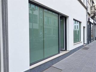 218 m² commerciële vrijheid in de BreydelstraatEen CASCO winkel, showroom of een totaal nieuw concept? In de Breydelstraat ligt een commerciële ruimte die nog helemaal naar eigen hand kan worden gezet. Met 218 m² op het gelijkvloers, een extra verdieping van 80 m² en een bijkomende kelder is er alvast ruimte genoeg om groot te denken.De blikvanger is zonder twijfel de breedste vitrine van de straat. Veel licht, maximale zichtbaarheid en een gevel die meteen opvalt. Ook binnen zijn de mogelijkheden bijzonder ruim. Dankzij een van de grootste gelijkvloerse handelsoppervlaktes in de straat krijgt elk concept hier letterlijk de ruimte.Het gebouw werd volledig gerenoveerd, terwijl de handelsruimte zelf casco wordt opgeleverd. Geen vastgelegde indeling of afwerking, maar een blanco canvas om een eigen identiteit te creëren. Van een stijlvolle boetiek tot een creatieve showroom of een vernieuwend winkelconcept.En dan de ligging. De Breydelstraat, vlak bij Antwerpen-Centraal en de De Keyserlei, bevindt zich midden in een levendige commerciële omgeving waar dagelijks heel wat mensen passeren. Ideaal voor ondernemers die op zoek zijn naar een zichtbare plek in het hart van Antwerpen, met alle vrijheid om er hun eigen verhaal te schrijven.Een plek voor ondernemers met plannen. En vooral: de ruimte om ze waar te maken.Rechtstreeks te huur van eigenaar.Meer info: 0456 81 65 95