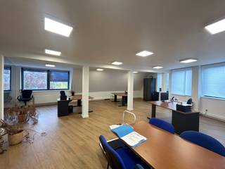 Op zoek naar een strategisch goed gelegen kantoorruimte met een uitstekende bereikbaarheid?<br />Dit ruime kantoor van 119 m² bevindt zich aan de rand van Gent en biedt alles wat een moderne werkplek nodig heeft.<br /><br /><strong><u>Indeling en troeven:</u></strong>
<ul>
<li>Grote open space met veel lichtinval</li>
<li>Aparte vergaderzaal</li>
<li>Aparte kitchenette</li>
<li>Privatief sanitair (H/D per verdieping)</li>
<li>Mogelijkheid tot extra archiefruimte tot 35 m²</li>
<li>Airco, centrale verwarming op gas, ventilatie, parlofoon en lift aanwezig</li>
</ul>
<u><strong>Bereikbaarheid & parkeren:</strong></u>
<ul>
<li>Vlotte verbinding via R4, E17, E40 én Gent-centrum.</li>
<li>Er is bovendien voldoende parkeergelegenheid in de straat.</li>
</ul>
<u><strong>Energieprestatie</strong></u>:
<ul>
<li>Energielabel B</li>
</ul>
<br />Contacteer ons snel voor een bezoek ter plaatse op 0475 32 51 89.<br />Een instapklare kantoorruimte op een toplocatie – perfect voor wie professioneel en bereikbaar wil werken!