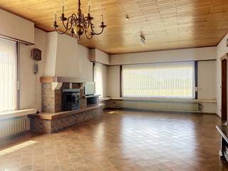 Uiterst rustig gelegen laagbouwwoning met 3 slaapkamers en inpandige garage op een hoekperceel van 749m². Bent u op zoek naar een woning waar rust, ruimte, licht en een praktische indeling hand in hand gaan? Dan is deze verzorgde laagbouwwoning zeker een bezoek waard. Door de ligging op een hoek geniet deze woning een aangename lichtinval langs verschillende zijden en heeft u veelal een open zicht over de omgeving. De rustige ligging biedt daarbovenop alle comfort en privacy, terwijl winkels, scholen, openbaar vervoer en belangrijke invalswegen zich toch op korte afstand bevinden. Binnenin beschikt de woning over een handige en functionele indeling met een grote leefruimte, keuken met zicht naar de tuin, een nachthal, drie volwaardige slaapkamers, badkamer (met douchen en bad), een bureau, berging, wasplaats en inpandige garage. Dankzij de gelijkvloerse indeling geniet u van optimaal wooncomfort, een vlotte toegankelijkheid en veel contact met de groene omgeving. Verder beschikt de woning over een grote stockagezolder (ook uit te breiden tot slaapkamers), alsook een kelder en vrijstaande tuinberging voor een fiets of vuilnisbak. Samengevat, een woning met tal van troeven waarbij vooral de indeling en ligging van het pand een 10/10 scoren! Renovatieplicht van toepassing. Stedenbouwkundige inlichtingen in aanvraag.