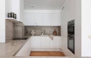 Stijlvol gerenoveerd appartement op de bovenste verdieping van een verzorgd gebouw, gelegen in het hart van het historisch centrum van Antwerpen. Dit instapklare appartement werd volledig gerenoveerd in 2025-2026 en combineert hedendaags comfort met een hoogwaardige afwerking.

Via de inkomhal betreedt u een ruime gang met ingebouwde vestiairekasten, een apart gastentoilet en een praktische bergruimte. De lichtrijke leefruimte valt onmiddellijk op door de prachtige houten vloer en de grote raampartijen van vloer tot plafond, die zorgen voor een overvloed aan natuurlijk licht en een aangenaam ruimtegevoel.

Doorheen het appartement werd gekozen voor maatwerk en functionaliteit. Ingebouwde kasten bieden voldoende opbergruimte en dragen bij aan de strakke afwerking. De open maatwerkkeuken is uitgerust met kwalitatieve toestellen en sluit naadloos aan op de leefruimte.

Het appartement beschikt over twee volwaardige slaapkamers en een stijlvolle badkamer, voorzien van een ligbad, dubbele lavabo en een tweede toilet.

Mogelijkheid tot aankoop van twee autostaanplaatsen aan 35.000 EUR per stuk.

Een kwalitatief afgewerkt appartement op een absolute toplocatie, ideaal voor wie op zoek is naar comfortabel en stijlvol wonen in het historische centrum van Antwerpen.

Mogelijkheid tot aankoop van twee autostaanplaatsen aan 35.000 EUR per stuk.
