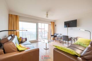 Situé dans la recherchée Résidence Den Oever, cet appartement traversant d’exception offre des vues spectaculaires des deux côtés.À l’avant, vous...