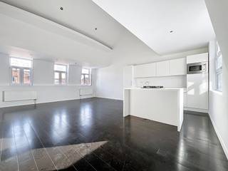 Gerenoveerde triplex met 3 slaapkamers te koop in Schaarbeek – Gaucheretstraat<br /><br />SCHAARBEEK – Gaucheretstraat 218<br />Gerenoveerde triplex – 3 slaapkamers – zeer licht – open en moderne ruimtes<br /><br />Gelegen in de Gaucheretstraat 218 in Schaarbeek, biedt deze prachtig gerenoveerde triplex een uitzonderlijke lichtinval, open volumes en een hedendaagse afwerking. Ideaal als gezinswoning, voor een jong koppel of als vastgoedinvestering in een levendige en uitstekend bereikbare buurt.<br /><br />De woning is verdeeld over drie niveaus, met een vlotte en logische indeling tussen leef- en slaapruimtes.<br /><br />🔹 3ᵉ verdieping – Nachtgedeelte: inkomhal, master bedroom met privatieve badkamer en apart toilet.<br />🔹 4ᵉ verdieping – Leefruimte: lichtrijke woonkamer, eetkamer, open volledig uitgeruste keuken, een slaapkamer, douchekamer, apart toilet en wasruimte.<br />🔹 5ᵉ verdieping – Onder dak: derde slaapkamer, ideaal als slaapkamer, bureau of polyvalente ruimte.<br /><br />Comfort &amp; uitrusting<br /><br />Individuele gascondensatieketel<br /><br />PVC ramen met dubbele beglazing<br /><br />Conforme elektrische installatie<br /><br />Gepantserde deur<br /><br />Moderne, volledig uitgeruste keuken<br /><br />Volledig gerenoveerde triplex – instapklaar<br /><br />EPC : G<br /><br />Deze triplex geniet van een strategische ligging in Schaarbeek, op wandelafstand van openbaar vervoer, winkels, scholen en belangrijke invalswegen, met een snelle verbinding naar het centrum van Brussel en de Europese wijk.<br /><br />✔️ Eigen bewoning<br />✔️ Ruimte voor gezin of koppel<br />✔️ Ideaal als verhuurinvestering<br />✔️ Aankoop zonder renovatiewerken<br /><br />📍 Gaucheretstraat 218 – 1030 Schaarbeek<br /><br />Ontdek onze andere appartementen te koop in Schaarbeek<br />👉 www.weinvest.be<br /><br />Contact<br />Frédéric Top – We Invest Brussel-Europa<br />📞 0472 34 44 08<br />✉️ frederic.top@weinvest.be