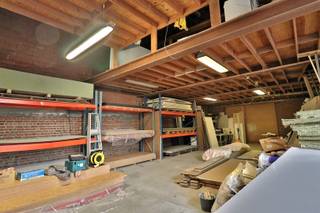 Atelier/magazijn van 344 m² met bijhorende bureauruimte, op het verdiep is een ruime woonst (144m²) met zalig buitenterras.  Dit atelier maakt...