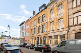 In 2060 Antwerpen, verborgen achter een karaktervolle gevel, vind je dit op te frissen gelijkvloerse 1 SLK-appartement met stadstuintje.<br /><br />Vlakbij het groen van Park Spoor Noord en omringd door leuke horeca. Geniet van een koffie of brunch bij Brandbar, een aperitief en hapje bij Café Commercial of uitgebreid tafelen bij Veranda. Je bent in de buurt van supermarkten, het openbaar vervoer en een velo-station. Het hippe Eilandje en het stadscentrum zijn fietsafstand, net als supermarkten, openbaar vervoer<br /><br />Het appartement biedt een goede basis aan maar wacht op iemand die het met wat liefde een nieuw leven inblaast. De open keuken is geïnstalleerd is met oven, vaatwasser, kookplaat, dampkap. De badkamer is uitgerust met douche, lavabo en toilet. <br /><br />Interesse? Plan nu je afspraak in via info@jamar.immo of 03 435 31 33.<br /><br />Wg, Vg, Vkr, geen overstromingsgebied