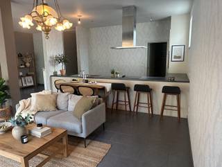 <p>Instapklaar 2-slaapkamer appartement TE HUUR in de nabijheid van centrum Gavere.</p><p>Het appartement bestaat uit een inkomhal, grote living met open keuken met een aansluitende berging, 2 slaapkamers en een badkamer.<br />( Om u een goed beeld te geven van de ruimte en de indelingsmogelijkheden, zijn de foto’s van deze woonst voorzien van virtuele meubels.)<br />Er hoort een parkingplaats bij het appartement.</p><p>Het appartement voorziet een groot terras en een tuintje.</p><p>Het appartement is onmiddellijk beschikbaar.<br />Gemeenschappelijke lasten : €70/mnd</p><p>Nieuwsgierig?<br />Vraag uw bezoek aan via onze site immodhondt.be </p>