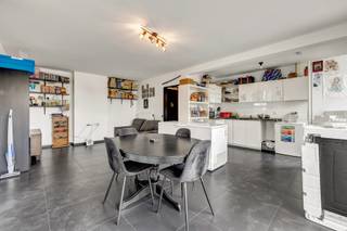 Pour plus d'informations ou pour visiter, appelez le 053 69 59 34 - Cet appartement prêt à emménager est situé près du centre de Liedekerke...