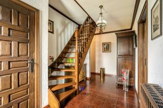 Ontdek deze statige laagbouwwoning op een perceel van 722 m², gelegen op een uitstekende locatie in Zele!<br /><br />Bij het betreden van de woning komt u terecht in de ruime inkomhal, voorzien van een gastentoilet. Hier bevindt zich tevens de vaste trap naar de ruime zolderverdieping, die de benedenverdieping overkoepelt, waar extra kamers of bijkomende woonruimtes kunnen gecreëerd worden.<br /><br />Verder beschikt de woning op het gelijkvloers over een aangename leefruimte met veel natuurlijke lichtinval, aansluitend op de ruime keuken. Daarnaast zijn er drie volwaardige slaapkamers, een praktische berging en een badkamer uitgerust met een tweede toilet, lavabo en een douche- in bad. <br /><br />Een extra troef is de inpandige garage met aansluitende wasruimte. Tot rust komen kan in de gezellige tuin!<br /><br />Troeven in een notendop:<br />- Uitstekende ligging nabij scholen, winkels en openbaar vervoer;<br />- EPC C — geen renovatieverplichting;<br />- Uitbreidingsmogelijkheden op zolder, vaste trap reeds aanwezig;<br />- Mogelijkheid tot kangoeroewonen;<br />- Zeer stevige bouwstructuur;<br /><br />Interesse of wenst u een bezoek?<br />Contacteer Kyan via 0470/35.32.06 of kyan@woonvast.be