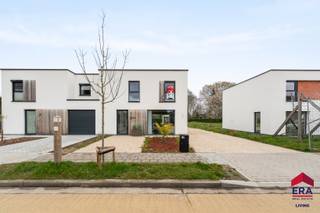 Op zoek naar een <strong>instapklare en energiezuinige woning</strong> <strong>(EPC A+) </strong>op een landelijke ligging nabij Aalst? Deze moderne woning combineert hedendaags comfort met een open zicht op het omliggende groen en is uitgerust met 14 zonnepanelen. Bovendien geniet de woning van een<strong> vlotte bereikbaarheid, </strong>nabijheid van<strong> openbaar vervoer</strong> en een gunstige verbinding richting Aalst, Dendermonde, Gent en Brussel<strong>.</strong>
<p>De woning beschikt over een ruime inkomhal met <strong>gastentoilet</strong>. De <strong>lichtrijke leefruimte</strong> sluit aan op de eetkamer en kijkt uit op de tuin. De <strong>volledig geïnstalleerde keuken</strong> is voorzien van alle hedendaagse toestellen.</p>
<p>Op de bovenverdieping bevinden zich <strong>drie volwaardige slaapkamers</strong> en een stijlvolle badkamer uitgerust met een <strong>inloopdouche </strong>en tweede toilet.</p>
<p>De woning beschikt over <strong>moderne technieken</strong> zoals een audio- en videofoon en energiezuinige vloerverwarming via een warmtepomp.</p>
<p>Extra troef: de tuin beschikt over aansluitingen voor het plaatsen van een zwembad. Er is ook een poolhouse terug te vinden. Daarnaast beschikt de woning over een grote oprit met voldoende parkeergelegenheid.</p>
<p>Kortom, een instapklare, duurzame woning op een topligging voor wie houdt van rust, ruimte en comfort. Contacteer ons vandaag nog om een bezoek in te plannen via <strong>053 41 40 25 </strong>of<strong> living@era.be</strong>!<br /><br /><strong><u>Interessant voordeel:</u> 4 jaar vrijstelling voor het kadastraal inkomen (KI)!</strong><br /><br />De verkoop van deze woning is onderworpen aan het btw-stelsel, waarbij 21% btw van toepassing is.</p>