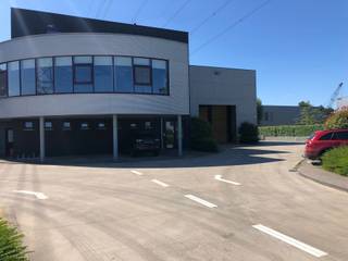 Instapklaar en veelzijdig bedrijfsgebouw in industriepark Doornpark te Beveren-Waas, met 1.375 m² magazijn met 8m vrije hoogte en ca. 290...