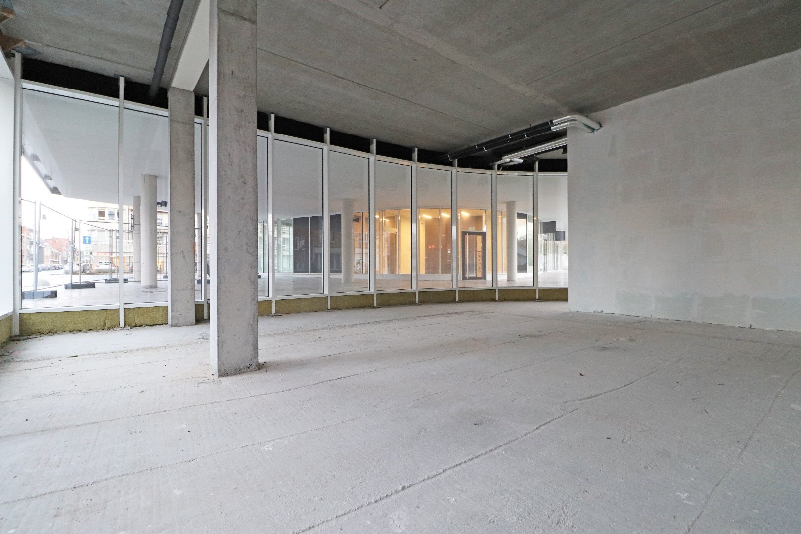 Commercial à louer à Roulers - photo 2