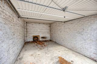 Deze garagebox (box 3) bevindt zich op een absolute topligging in het centrum van Leuven. In een buurt waar parkeergelegenheid bijzonder schaars is, vormt dit een uitstekende investerings- én gebruikskans.<br /><br />De garageboxen zijn achterin gelegen en maken deel uit van een verzorgd geheel van 18 garageboxen en 1 staanplaats. Ideaal voor wie een veilige en vlot bereikbare parkeer- of opslagruimte zoekt. De daken werden recent volledig vernieuwd. <br /><br />Interesse of meer informatie?<br />0474 386393<br />lotte@immogve.be