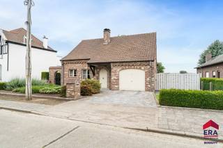 [[ DIT PAND NEEMT DEEL AAN DE ERA OPEN HUIZEN DAG OP 18/7 VAN 10:00 TOT 12:00 ]]
<p>In de landelijke Heirweg in Zingem (Kruisem) vind je deze verzorgde woning op een perceel van <strong>812 m²</strong>. Dankzij het <strong>EPC-label D</strong> is er <strong>geen renovatieverplichting</strong>, waardoor je de woning op eigen tempo verder kan optimaliseren.</p>

<p><strong>Over de woning</strong><br />Deze woning biedt een praktische indeling en interessante uitbreidingsmogelijkheden. Met <strong>19 zonnepanelen</strong> geniet je van een lagere energiefactuur. Het EPC-label D is voornamelijk te wijten aan de elektrische verwarming. De ruime zolderverdieping, bereikbaar via een vaste trap, biedt de mogelijkheid om extra slaapkamers in te richten en leidingen voor centrale verwarming te voorzien.</p>

<p><strong>Indeling</strong><br />Gelijkvloers: inkomhal met apart toilet, lichtrijke woonkamer met houtkachel, volledig ingerichte keuken met aansluitende berging, 2 slaapkamers waarvan één met ingemaakte kasten, badkamer met douche en ligbad, inpandige garage met elektrische poort en een droge kelder.</p>

<p>Verdieping: ruime onafgewerkte zolderruimte met potentieel voor meerdere slaapkamers, bureau of hobbyruimte.</p>

<p>Buiten: zonnig terras, overkapping, tuinhuis en ruime tuin met open uitzicht.</p>

<p><strong>Kenmerken &amp;amp; troeven</strong></p>

<ul><li>EPC D – geen renovatieverplichting</li><li>19 zonnepanelen</li><li>2 slaapkamers op het gelijkvloers</li><li>Inpandige garage met elektrische poort</li><li>Droge kelder</li><li>Ruime zolder met uitbreidingspotentieel</li><li>Rustige ligging met open verzicht</li><li>Gelijkvloers wonen</li></ul>
