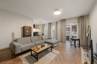 Prêt à emménager ou investir sans souci ? Cet appartement entièrement rénové allie confort, luminosité et rendement.Disposition : depuis le hall...