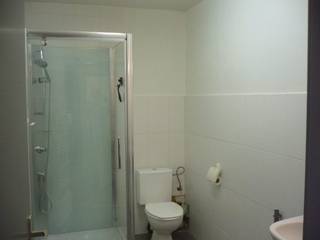 <p>Mooi gerenoveerd appartement op de 19de verdieping – Spinmolenplein, Gent.</p><p>Dit mooi gerenoveerde appartement bevindt zich op de 19de verdieping van het appartementsgebouw aan het Spinmolenplein, vlak bij het Groene Valleipark in Gent.</p><p>Het appartement is geschikt voor maximaal 2 personen en beschikt over een gezellige woonkamer, een keuken, een badkamer en één slaapkamer. Een absolute troef is het ruime terras, waar je volop kunt genieten van het uitzicht.</p><p>Het appartement is voorzien van dubbele beglazing en rolluiken, wat bijdraagt aan het wooncomfort.</p><p>Het gebouw beschikt over een conciërge die instaat voor een vlot beheer en een aangename woonomgeving. Daarnaast zijn er per gebouwdeel drie snelle liften beschikbaar, waaronder één ruime verhuislift.</p><p>Dankzij de gunstige ligging bevinden winkels, voorzieningen en openbaar vervoer zich op een vlot bereikbare afstand. Ook is er voldoende parkeergelegenheid in de omgeving.</p><p>Een comfortabel en verzorgd appartement op een mooie locatie in Gent, ideaal voor wie rustig en praktisch wil wonen.</p>