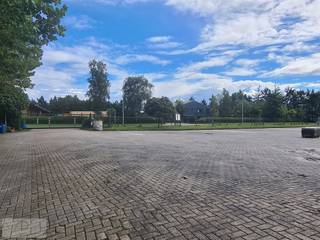 Ideaal gelegen rond Turnhout ligt dit terrein te huur.<br /><br />Huurprijs afhankelijk van de gekozen combinaties in overleg met de eigenaar.<br /><br />Op het omheinde terrein hebben we de volgende beschikbaarheden:
<ul>
<li>Kantoren: 140 m<sup>2</sup> en omvattende:
<ul>
<li>landschapskantoor</li>
<li>onthaalruimte</li>
<li>keuken / refter</li>
<li>archiefruimte</li>
</ul>
</li>
</ul>
<ul>
<li>Garage/magazijn: beschikt over smeerput.</li>
</ul>
<ul>
<li>Buitenruimte: 2.000 m<sup>2</sup> verhard terrein voor de kantoren</li>
</ul>