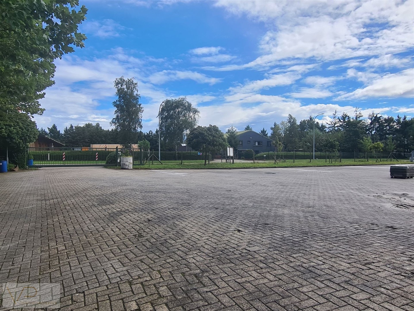 Magazijn/garage met kantoren en 2.000 m2 buitenopslag - foto 2