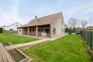 Wij bieden u een open bebouwing (bj 2002), gelegen op een perceel van 11a25ca en een bewoonbare oppervlakte van ongeveer 280m². De woning...