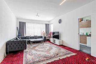 <p><span> </span></p><p><span>Bisschoppenhoflaan 437 (1e verd.) - Deurne</span></p><p><span> </span></p><p><span>Instapklaar appartement (110 m²) met 3 slaapkamers, garage en terras (3 m²) in Deurne</span></p><p><span> </span></p><p><span>Wonen op de Bisschoppenhoflaan betekent genieten van een uitstekende bereikbaarheid, een ruim aanbod aan winkels en een vlotte verbinding met het openbaar vervoer en de wagen. Een praktische locatie met alle voorzieningen binnen handbereik. </span></p><p><span> </span></p><p><span>Het appartement bevindt zich op de eerste verdieping van een goed onderhouden gebouw van 3 hoog met lift. Het is goed onderhouden en is recent nog volledig opgefrist en de elektriciteit is conform, waardoor je hier zonder zorgen je intrek kan nemen. De vaste kosten bedragen circa €225/maand en zijn all-in. Momenteel is het appartement verhuurd aan 1060 p/maand plus 200 euro aan kosten.</span></p><p><span> </span></p><p><span>Je komt binnen in de L-vormige hal, die toegang biedt tot vrijwel alle ruimtes. Links — aan de rustige achterzijde van het appartement — bevinden zich de 3 volwaardige slaapkamers van respectievelijk 12 m², 11 m² en 13 m² groot. De badkamer van 5 m² is uitgerust met een ligbad/douche, lavabomeubel en handdoekdroger. Daarnaast zijn er nog een apart toilet en een praktische berging/wasplaats van 5 m² aanwezig. Aan de voorzijde situeert zich de lichtrijke woonkamer (32 m²) met aansluitend de aparte keuken (9 m²). Van hieruit heb je toegang tot het zuid-georiënteerde terras (3 m²). </span></p><p><span> </span></p><p><span>Tot slot is de garagebox verplicht bij aan te kopen (€25000).</span></p><p><span> </span></p><p><span>Ben je op zoek naar een ruim appartement op een centrale locatie? Mis deze kans niet! VBewoonbare opp. 110 m² – ref.: bruto vloeropp. Voor meer info of een gratis schatting surf naar </span><span><span>www.hansimmo.be</span></span></p><p><span> </span></p>