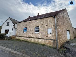 <p><span>RUSTIEKE WONING MET 3 KAMERS TE EVERBEEK</span></p><p><span>Richtprijs : 169.000 euro</span></p><p><span> </span></p><p><span>Deze op te frissen woning is gelegen in het landelijke Everbeek, nabij Brakelbos.</span></p><p><span>Beneden treft u de leefruimte met veel lichtinval en zicht op tuin, aansluitend treft u de keuken en de badkamer voorzien van bad, lavabo en toilet.</span></p><p><span>Boven bevinden zich 3 kamers en een 2de badkamer voorzien van douche, lavabo en toilet.</span></p><p><span>Kelder aanwezig.</span></p><p><span>Zolderruimte en oude stallingen bieden uitbreidingsmogelijkheden.</span></p><p><span>Mits de nodige aanpassingen kan dit omgetoverd worden naar een pareltje.</span></p><p><span> </span></p><p><span>Voor info of bezoek bel 0489/54.69.99 of stuur een email naar dylan@svena.be.</span></p><p><span> </span></p><p><span>Deze gegevens zijn louter informatief en wij kunnen niet aansprakelijk gesteld worden voor eventuele onjuistheden.</span></p><p><span>De bewoonbare oppervlakte is slechts indicatief.</span></p><p><span> </span></p>