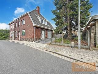 Ontdek deze charmante halfopen woning, ideaal gelegen in een doodlopende straat die zorgt voor extra rust en privacy.<br /><br />De woning beschikt op het gelijkvloers over een uitnodigende inkomhal, een gezellige leefruimte, een volledig ingerichte keuken, een praktische wasplaats, een apart toilet, een carport en een ruime tuin met terras.<br /><br />Op de eerste verdieping bevinden zich twee comfortabele slaapkamers, een verzorgde badkamer en een handige bergruimte.<br /><br />De ruime zolder biedt bovendien tal van mogelijkheden: creëer hier extra slaapkamers, een bureau of hobbyruimte naar wens.<br />Ook is er een kelder aanwezig, ideaal voor extra stockage.<br /><br />Hoewel de woning gelegen is nabij het treinspoor, betreft het hier enkel een stalling van treinen. Er is dus geen doorgaand treinverkeer aan deze zijde, wat bijdraagt aan een rustige woonomgeving.<br /><br />Een woning met potentieel én een rustige ligging – zeker een bezoek waard!