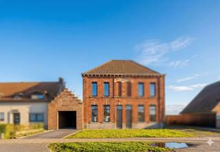 Bent u op zoek naar een woning met karakter en potentieel? Deze charmante woning te koop in Tiegem (Anzegem) biedt de perfecte combinatie van...