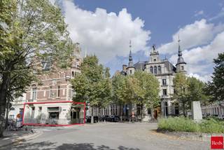 <h2><strong>Te koop: Gelijkvloers handelspand op toplocatie – Door Verstraeteplaats 4, 2018 Antwerpen</strong></h2>
<p>Op een van de mooiste en meest karaktervolle pleinen van Antwerpen bieden wij dit uitzonderlijke gelijkvloerse handelspand te koop aan. Het pand bevindt zich op de Door Verstraeteplaats, centraal gelegen tussen statige herenhuizen en vlakbij talrijke voorzieningen.</p>
<p>Dit opbrengsteigendom beschikt over een <strong>vaste, betrouwbare huurder</strong>, met name <strong>restaurant Cena</strong>, wat zorgt voor een stabiele en zekere huurinkomst. In deze buurt gelden vaste en sterke vastgoedwaarden, wat dit pand tot een bijzonder aantrekkelijke investering maakt.</p>
<h3><strong>Kenmerken van het pand</strong></h3>
<ul>
<li>
<p>Gelijkvloers handelspand met uitstekende zichtbaarheid</p>
</li>
<li>
<p>Gevestigde huurder (restaurant Cena)</p>
</li>
<li>
<p>Gelegen op een hoek, met veel voorbijgangers en authentiek stadszicht</p>
</li>
<li>
<p>Gelegen in een wijk met sterke en blijvende vastgoedwaarde</p>
</li>
<li>
<p>Geschikt als zorgeloze investering met onmiddellijk rendement</p>
</li>
</ul>
<h3><strong>Indeling:</strong></h3>
<ul>
<li>
<p>Afzonderlijke inkom meteen in het reatsurant met twee mooi ingerichte verbruiksruimten en barvoorziening</p>
</li>
<li>
<p>Afzonderlijke zijingang die uitgeeft op een centrale gang en toegang geeft tot twee toiletten en volledig ingerichte keuken</p>
</li>
</ul>
<h3><strong>Troeven van dit pand</strong></h3>
<ul>
<li>
<p>Unieke locatie in mooi <strong>karaktervol</strong> gebouw</p>
</li>
<li>
<p>Gevestigde huurder (restaurant Cena)</p>
</li>
<li>
<p>Goede zichtbaarheid in de omgeving door ligging op een hoek</p>
</li>
<li>
<p>Gelegen in een <strong>bruisende wijk</strong> vlak bij de Dageraadplaats</p>
</li>
<li>Voorzien van <strong>alle attesten</strong>: EPC / Asbest en elektrische keuring</li>
<li>Dit pand heeft een hoge Mobiscore van 9,7<br /><br /></li>
</ul>
<h3><strong>Locatie</strong></h3>
<p>Door Verstraeteplaats is een charmant en elegant plein in de begeerde Antwerpse wijk <strong>Zurenborg</strong>. De combinatie van historische architectuur, levendige horeca en goede bereikbaarheid maakt deze locatie uniek.<br /><br />Voor meer info of een afspraak voor een persoonlijke rondleiding contacteer je Ellen via mail Ellen@reds.be of 0474 84 54 29</p>