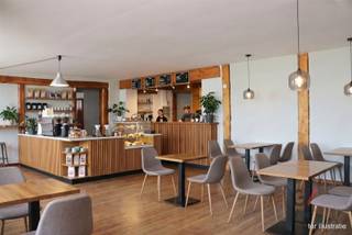 <p>Een schoonheidssalon, bakkerij, traiteur of frituur? Deze woning met handelsruimte in het groene Tildonk biedt tal van mogelijkheden voor wie wonen en werken wil combineren. En eerlijk… hoe fantastisch zou het zijn mocht hier binnenkort een gezellige koffiebar openen?</p><p>Met vijf slaapkamers geniet je hier van bijzonder veel ruimte, ideaal voor grote gezinnen, een thuiskantoor, hobbyruimte of praktijk aan huis. Buiten wacht een uitgestrekte tuin waar rust en privacy centraal staan. De gezellige tuinbar zorgt bovendien voor dat tikkeltje extra sfeer tijdens lange zomeravonden met vrienden en familie.</p><p>Ook praktisch zit het helemaal goed, dankzij de ruime parkeergelegenheid voor bewoners, klanten en bezoekers.</p><p>De woning ligt in een rustige en groene omgeving, terwijl winkels, scholen, openbaar vervoer en belangrijke verbindingswegen vlakbij zijn. Bovendien bereik je Leuven, Mechelen en Brussel in een mum van tijd. Tildonk charmeert met zijn landelijke karakter, gezellige sfeer en prachtige wandel- en fietsroutes.</p><p>Word jij de nieuwe bewoner in Tildonk? Neem dan snel contact op met Lauren van Gilles Vastgoed via 0468/ 367 951 of email haar via lauren@gillesvastgoed.be</p>