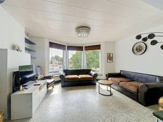 <p>Welkom in deze bijzonder ruime woning, centraal gelegen en voorzien van heel wat mogelijkheden. De woning beschikt over meerdere volwaardige verdiepingen, ruime leefruimtes en maar liefst 4 slaapkamers, met de mogelijkheid om bijkomende kamers of functionele ruimtes te creëren.</p><p>Op de benedenverdieping bevindt zich een zeer ruime garage/opslagruimte, geschikt voor meerdere wagens, stockage, hobbyruimte of eventueel een combinatie van wonen en werken. Dit maakt het pand bijzonder interessant voor wie op zoek is naar extra ruimte of praktische mogelijkheden aan huis.</p><p>De woning omvat onder meer een lichtrijke leefruimte, ruime keuken, meerdere badkamers, slaapkamers en een grote zolderverdieping die nog verder kan worden ingericht naar eigen wens. Dankzij de aanwezige 36 zonnepanelen beschikt de woning bovendien over een belangrijke energetische troef.</p><p>Hoewel de woning op bepaalde plaatsen opfrissing of verdere afwerking kan gebruiken, biedt ze vooral uitzonderlijk veel volume en potentieel.</p><p>Bent u op zoek naar een ruime woning met garage, opslagmogelijkheden en uitbreidingspotentieel? Dan is dit pand zeker een bezoek waard.<br /> </p><p>Voor meer info of een bezoek mail naar info@property-vastgoed.be</p>