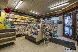 Ideaal, centraal gelegen handelsruimte met bureau- of keukenruimte, toilet en grote kelder. Ideaal voor verkoop, kantoor of vrij beroep.Dit...