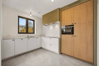 Deze nieuwbouw is gelegen in Zoutleeuw en is een prachtige halfopen bebouwing. De woning is gebouwd in 2025 en heeft een bewoonbare oppervlakte van circa 135 m². Deze lichtrijke woning beschikt over een zeer praktische indeling. Op de gelijkvloers vinden we een inkomhal, een apart toilet, een ruime leefruimte met een open keuken en een praktische berging naast de keuken. In deze berging kan tevens ook het wasmachine en de droogkast aangesloten worden. Op de eerste verdieping vinden we 3 volwaardige slaapkamers terug alsook een praktische badkamer. Er is dus zeker en vast voldoende ruimte voor een gezin. Ook de tuin biedt leuke mogelijkheden, zo vinden we er een praktisch terras terug alsook een leuke tuin. Ideaal om te genieten in je eigen thuis! Grondwaarde: € 90.000 + RR 12 % en de constructiewaarde € 284.000 + 21 %.<br /><br />