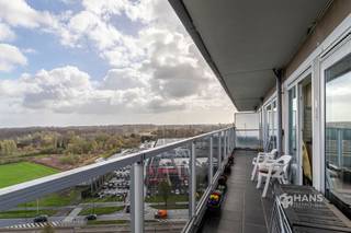 <p><span>Instapklaar appartement (88m²) met 2 slaapkamers en terras (22 m²) in Merksem.</span></p><p><span> </span></p><p><span>Droom je ervan om elke dag wakker te worden met een prachtig, open uitzicht? Op de elfde verdieping van de goed onderhouden residentie van Lierde wordt die droom werkelijkheid. Naast dit unieke panorama geniet je hier ook van een uitstekende bereikbaarheid, zowel met de wagen, het openbaar vervoer als het velo-deelsysteem. Het dak werd reeds vernieuwd en conform geïsoleerd met 12 cm PIR.</span></p><p><span> </span></p><p><span>Wat krijg je hier nog? Het appartement zelf is netjes onderhouden en biedt een bewoonbare oppervlakte van .. m², met twee volwaardige slaapkamers en een ruim terras van maar liefst 22 m² met noordoostoriëntatie. </span></p><p><span> </span></p><p><span>Je komt binnen in de inkomhal met ingemaakte vestiairekast. Van hieruit bereik je de lichtrijke woonkamer (30 m²), die naadloos aansluit op de aparte, volledig uitgeruste keuken (9 m²). Een absolute troef is dat zowel de woonkamer, de keuken als beide slaapkamers (11 m² en 14 m²) directe toegang hebben tot het terras — ideaal om optimaal van de buitenruimte en het uitzicht te genieten. Verder beschikt het appartement over een apart toilet, een praktische berging (2 m²) en een badkamer (4 m²) met douchecabine en lavabomeubel.</span></p><p><span> </span></p><p><span>Ben jij helemaal overtuigd en wil je het appartement met eigen ogen ontdekken? Wacht dan niet af en boek snel je afspraak in! Bewoonbare opp. 88 m² – ref.: bruto vloeropp. Voor meer info of een gratis schatting surf naar </span><span><span>www.hansimmo.be</span></span></p><p><span> </span></p><p><span> </span></p>
