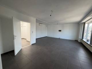 Appartement gelegen op wandelafstand van het station van Geel!<br /><br />Dit pand bestaat uit:<br />- Inkom<br />- Ruime woonkamer<br />- Volledig ingerichte keuken<br />- Berging<br />- Badkamer met lavabo en douche<br />- 2 Slaapkamers<br />- Terras<br />- Garage<br /><br />Extra:<br />- Lift aanwezig in het gebouw!<br />- Leefruimte en slaapkamers zijn voorzien van airco!<br />- Huurprijs: 760 euro/maand, geen maandelijkse kost, enkel 2 keer per jaar afrekening onderhoud lift.<br />- Het appartement is onmiddellijk beschikbaar!<br /><br />Uitsluitend via onze website www.vastengoed.be kan u een bezichtiging inplannen op de vooropgestelde bezoekmomenten. Voor andere vragen kan u het kantoor bereiken op het nummer 014 72 73 74