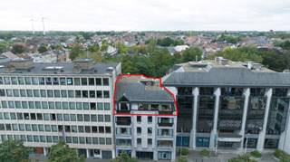 Exclusieve, ideaal gelegen penthouse op de kleine ring te Hasselt met een luxueuze woonbeleving van 253m², 2 terrassen van +-50m² met zicht op...