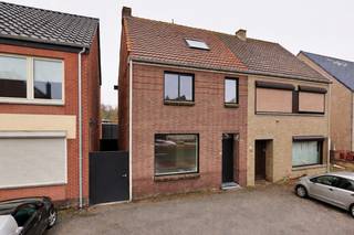VOLLEDIG GERENOVEERDE WONING MET EEN RUIME BEWOONBARE OPPERVLAKTEDeze volledig gerenoveerde woning is gelegen in Lozen (Bocholt) nabij de grens met...