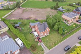 <p>Deze charmante open bebouwing in Heffen is voorzien van een inkomhal met toegang tot de leefruimte en aansluitende de eetkamer. De keuken geeft toegang tot de bergplaats, het toilet en buiten. Op de eerste verdieping zijn 3 ruime slaapkamers, een badkamer met aansluiten een dressing dewelke ook toegang geeft tot de zolderverdieping. De woning is gelegen in een rustige en rustige buurt waar het heerlijk wonen is. U beschikt eveneens over een aangename en grote tuin, perfect om te ontspannen, te spelen of gezellig samen te zijn in alle privacy. Uiteraard ook geschikt voor dierenliefhebbers! Praktisch comfort is gegarandeerd dankzij een verharde oprit en een garage, goed voor voldoende parkeergelegenheid op eigen terrein. De vlotte verbinding naar belangrijke invalswegen maakt het bovendien eenvoudig om u snel te verplaatsen naar omliggende steden en voorzieningen. Beschikbaarheid: bij akte.</p><p>Stedenbouwkundige info: Gvg - Wg - Gmo - VKr - Gvv</p>