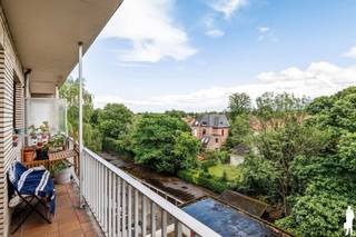 Instapklaar appartement (ca 90m²) met 2 slaapkamers, dressing en ondergrondse garage<br /><br />- Gelegen op de 4e verdieping<br />- Optimale lichtinval <br />- Overdekt terras<br />- 2 slaapkamers + dressing/berging<br />- Mooie leefruimte met open keuken<br />- Badkamer met inloopdouche <br />- Kwalitatieve interieurrenovatie (2023)<br />- Bovengrondse parkeerplaatsen voor bezoekers vooraan<br />- Zeer ruime garage<br />- Gemeenschappelijk verbruik water<br />- Garagebox verplicht aan te kopen (vraagprijs: 25 000 euro)<br /><br />Onmiddellijke omgeving:<br />- Nabij het centrum van Mortsel met scholen, parken, winkels en openbaar vervoer op fiets- en wandelafstand<br />- Zeer vlotte bereikbaarheid naar Antwerpen en Brussel (E19 en trein)<br />- Nabij fiets – o – strade <br /><br />Bijzondere kenmerken:<br />- CV op gas (individuele meter)<br />- Ramen dubbele beglazing met afselia raamprofielen<br />- EK conform<br />- Keuken en badkamer vernieuwd <br />- Vloeren vernieuwd<br /><br />Indeling: <br />- Inkomhal met apart gastentoilet<br />- Leefruimte met zithoek en open keuken <br />- Volledig geïnstalleerde keuken met ontbijthoek<br />- Badkamer met douche, wastafel en toilet<br />- Overdekt terras<br />- 2 slaapkamers<br /><br />Voor meer informatie kan u terecht op www.deboerenpartners.be