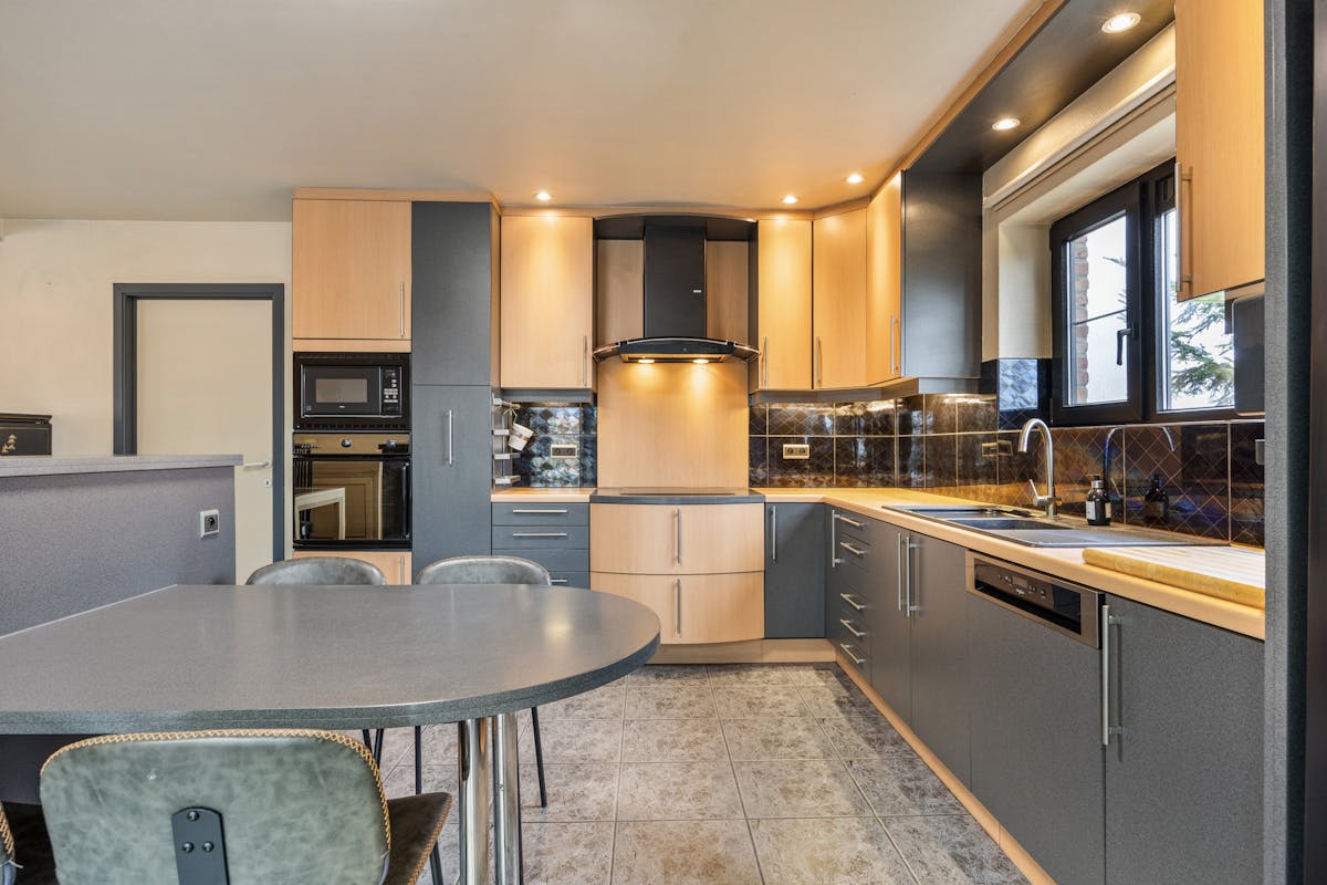 Te renoveren bedrijfswoning en bijgebouwen met charme en potentieel - foto 4