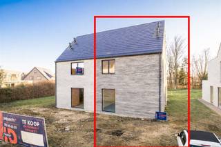 <p><span>Woon jij binnenkort in één van deze hoogwaardige halfopen nieuwbouwwoningen, waar luxe, comfort en energiezuinig wonen samenkomen? </span></p><p><span>Deze vier halfopen bebouwingen bieden alles wat u zoekt: hoogwaardige afwerking, ruime en lichte leefruimtes en een prachtige zuidwest georiënteerde tuin. Voeg daar een E-peil onder 20, slimme technologie en een volledig uitgeruste keuken aan toe en u heeft uw droomhuis gevonden. </span></p><p><span> </span></p><p><span>HOOGWAARDIGE AFWERKING</span></p><p><span>Geniet van tijdloze kwaliteit dankzij parketvloeren in alle leefruimtes en slaapkamers, en stijlvolle tegels in de keuken en badkamers.</span></p><p><span> </span></p><p><span>VEEL LICHT EN OPENHEID</span></p><p><span>Grote raampartijen zorgen voor veel lichtinval en verbinden de ruime leefruimtes naadloos met de zuidwest georiënteerde tuinen.</span></p><p><span> </span></p><p><span>SLIMME TECHNOLOGIE VAN NIKO HOME</span></p><p><span>Bedien verlichting en meer met Nico Home domotica voor optimaal comfort en gemak.</span></p><p><span> </span></p><p><span>RUIMTE VOOR IEDEREEN</span></p><p><span>Met 4 tot 5 slaapkamers, 2 badkamers en royale leefruimtes biedt deze woning meer dan voldoende ruimte voor uw gezin.</span></p><p><span> </span></p><p><span>ENERGIEZUINIG &amp; TOEKOMSTGERICHT</span></p><p><span>Een E-peil onder 20 dankzij zonnepanelen, een warmtepomp en hoogwaardige isolatie. Klaar voor een duurzame toekomst met lage energiekosten.</span></p><p><span> </span></p><p><span>VOLLEDIG GEÏNSTALLEERDE KEUKEN</span></p><p><span>Een droomkeuken met hoogwaardige toestellen van Miele en Novy, perfect om heerlijke maaltijden te bereiden.</span></p><p><span> </span></p><p><span> </span></p><p><span> </span></p>