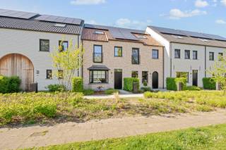 In een rustige en bijzonder gegeerde verkaveling te Melsele, waar elke woning haar eigen karakter en architecturale uitstraling heeft, bevindt zich deze instapklare en opvallend verzorgde gezinswoning met een bewoonbare oppervlakte van 179 m² op een perceel van 148 m². Wat meteen opvalt bij het binnenkomen, is de aangename lichtinval en de warme, uitnodigende sfeer die doorheen de volledige woning voelbaar is. De leefruimte vormt een mooi geheel met de open, moderne keuken, uitgerust met alle toestellen en een centraal eiland waar koken en samenzijn naadloos samenkomen. Dankzij het grote schuifraam vloeit de leefruimte moeiteloos over in het zonnige terras en de volledig aangelegde, afgesloten tuin.<br />De woning beschikt over vier volwaardige slaapkamers en twee badkamers, waarvan één met ligbad en één met douche, wat zorgt voor een ideale combinatie van comfort en flexibiliteit voor elk gezin. Een aparte wasruimte verhoogt het praktische gemak in het dagelijkse leven. Ook op vlak van energiezuinigheid scoort deze woning sterk met onder andere 10 zonnepanelen, wat bijdraagt aan een duurzame en toekomstgerichte woonervaring. Achteraan het perceel bevindt zich een afzonderlijke garagebox, bereikbaar via een handige achteruitweg die tevens perfect is voor fietsen.<br />Dit is een woning waar u zich meteen thuis voelt, gelegen in een omgeving waar zelden iets te koop komt. Een unieke kans voor wie op zoek is naar comfort, licht en een warme thuis in een sterke regio.