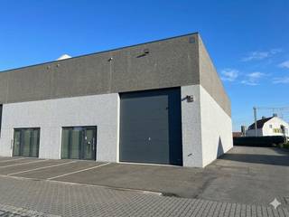 Warehouse of approximately 157m² located in Izegem. Thanks to its proximity to the E403, this unit enjoys a smooth connection to both Bruges...