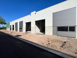 Deze nieuwbouw KMO-unit van ca. 216 m² maakt deel uit van het kwalitatieve Green Business Park te Kortessem, strategisch gelegen langs de Hasseltsesteenweg nabij Hasselt.De unit is geschikt voor opslag, productie of ambachtelijke activiteiten en biedt flexibele invullingsmogelijkheden volgens de noden van uw onderneming. Dankzij de moderne architectuur en duurzame uitvoering geniet u van een professionele en efficiënte werkomgeving.Bij de unit zijn 2 privatieve parkeerplaatsen inbegrepen, wat het comfort en de bereikbaarheid voor personeel en klanten verhoogt.De centrale ligging nabij Hasselt en de vlotte bereikbaarheid maken deze site bijzonder interessant voor ondernemers die zich op een goed ontsloten locatie willen vestigen.De oplevering wordt voorzien rond 1 augustus 2026 (onder voorbehoud).Interesse in deze KMO-unit? Contacteer ons vrijblijvend voor meer informatie of een bezoek ter plaatse.