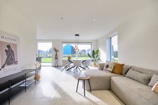 Hectaar bouwt energiezuinige en praktisch ingerichte nieuwbouwwoningen op een rustige ligging in Opwijk (Droeshout).<br />De woningen zijn rustig gelegen maar toch zeer centraal nabij verschillende winkels, een lagere school en rechtstreeks verbinding tussen Brussel en Dendermonde. Ideaal voor mensen die bereikbaarheid zoeken maar vooral rust.<br /><br />Bij elke woning krijgt de koper de kans om volledig inspraak te hebben in de inrichting en afwerking van de woning. In samenspraak met onze betrouwbare partnerleveranciers kies je zelf de materialen en afwerking volgens smaak en budget – zo maak je van deze woning écht jouw thuis.<br /><br /><strong>Indeling Lot 02:</strong><br />Gelijkvloers: Inkomhal met gastentoilet, ruime leefruimte met open keuken (41,3m²) en inpandige garage (22,8m²)<br />Verdieping: Nachthal met apart toilet, 3 zeer ruime slaapkamers (17,3m² - 16m² - 13,3m²), badkamer uitgerust met ligbad, inloopdouche en dubbele lavabomeubel<br />Zolder: Toegankelijk via het zolderluik - ideaal als extra opbergruimte/uitbreiding (37m²)<br /><br /><strong>Troeven van deze woning:</strong>
<ul>
<li>Energiezuinig en lichtrijke woningen</li>
<li>Lucht/water warmtepomp en vloerverwarming </li>
<li>Ruime percelen </li>
<li>Regenwaterput 7.500l aangesloten op toiletten/wasmachine/buitenkraan</li>
<li>Inpandige garage</li>
</ul>
Wens je meer informatie, contacteer ons vandaag nog voor meer informatie of een afspraak op kantoor te Asse. <br />(Foto's zijn referentiebeelden van voorgaande projecten)