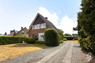 Te koop te Berlare!<br />Bent u op zoek naar een woning met ruimte, een mooie tuin en heel wat mogelijkheden? Deze te renoveren open bebouwing is gelegen op een ruim perceel van bijna 11 are en biedt dankzij de aangename ligging en de ruime indeling een uitstekende basis om er uw eigen thuis van te maken.<br />Via de inkomhal betreedt u de woning. Van hieruit komt u in de aangename leefruimte, die dankzij het zicht op de tuin een mooie verbinding maakt tussen de woning en de buitenomgeving. De woning beschikt daarnaast over een keuken en een badkamer.<br />Op de eerste verdieping bevinden zich drie ruime en aangename slaapkamers. De kamers bieden voldoende ruimte voor een gezin, waarbij de indeling verschillende mogelijkheden biedt afhankelijk van uw eigen wensen en behoeften.<br />De woning beschikt bovendien over een droge kelder waar u perfect kan in rechtstaan, die extra praktische bergruimte biedt. Ook de zolderruimte kan gebruikt worden voor stockage en biedt bijkomende mogelijkheden.<br />Buiten geniet de woning van een bijzonder ruim perceel van bijna 11 are. De tuin is perfect zuidgericht, waardoor u hier gedurende een groot deel van de dag optimaal van de zon kunt genieten. De open bebouwing en de ruime perceeloppervlakte zorgen bovendien voor een aangenaam gevoel van ruimte en privacy. Op het terrein zijn eveneens twee garages aanwezig, wat zorgt voor extra parkeermogelijkheden en bergruimte.<br />De woning is gelegen in Berlare, op korte afstand van de nodige voorzieningen. Winkels, scholen, openbaar vervoer en andere dagelijkse faciliteiten bevinden zich in de nabije omgeving, waardoor u kunt genieten van een rustige woonomgeving zonder de bereikbaarheid uit het oog te verliezen.<br />Deze woning vormt een interessante opportuniteit voor wie op zoek is naar een ruime open bebouwing op een groot en zonnig perceel en bereid is om de woning naar eigen smaak en wensen te renoveren. Dankzij de drie ruime slaapkamers, de verschillende bergruimtes, twee garages en de grote zuidgerichte tuin beschikt de woning over een solide basis met heel wat mogelijkheden.<br />Contacteer collega Bernhard 0476 022 089 of bernhard@cornelis-goeman.be