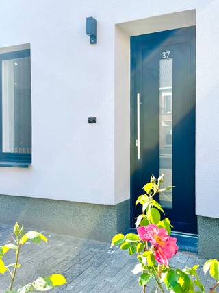 Volledig gerenoveerde woning te centrum Waregem; Indeling: Aangelegde voortuin met parking; Inkom met traphal, wandkast nutsvoorzieningen;...