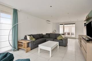 Deze instapklare, recent gerenoveerde open bebouwing staat op een perceel van 6a 48ca gelegen in een residentiële wijk in Zolder. Een ideale woning voor een gezin dat op zoek is naar comfort en rust. De woning ligt centraal: de E314 is vlakbij en ook winkels, scholen en horeca zijn vlot bereikbaar. Wie van natuur en vrije tijd houdt, vindt in de buurt de wandel- en natuurgebieden De Wijers en Bolderberg en Circuit Zolder.<br /><br />Indeling<br />Via de inkomhal komt u in de woning en heeft u toegang tot alle ruimtes. Aan de linkerkant ligt de ruime woonkamer, waar de grote raampartijen voor veel natuurlijk licht zorgen en de airco voor comfort in elk seizoen. Aansluitend aan de woonkamer vindt u de keuken en eetkamer, die volledig is uitgerust met alle apparaten en voldoende kastruimte. De inkomhal loopt verder door naar de nachthal, die toegang geeft tot 2 ruime slaapkamers (waarvan één is uitgerust met een dressing), de badkamer, een berging en de inpandige garage. Via een zolderluik bereikt u de zolderruimte onder het dak. Aan de achterzijde van de woning ligt een terras, deels overdekt met een vaste terrasoverkapping en deels met een zonneluifel. In de tuin staat bovendien nog een tuinhuis en houten overkapping die als carport kan gebruikt worden.<br /><br />Comfort en energie<br />- Verwarming op aardgas via radiatoren en convectoren<br />- Airco’s in de woonkamer en nachthal<br />- Raampartijen in afwisselend hout en PVC met hoogrendementsbeglazing<br />- Alle ramen voorzien van rolluiken<br />- EPC-label D, 339 kWh/m²<br />- De vroegere stookolietank is al gesaneerd<br /><br />Interesse? Neem vandaag nog contact met ons op voor een vrijblijvende bezichtiging!