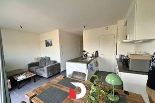 BEZOEKMOMENT VOLZET! Recent appartement uitstekend gelegen te Sint-Andries nabij de expresweg en verschillende handelszaken. Het appartement beschikt over een inkom, apart toilet, leefruimte met open ingerichte keuken, berging met plaats voor wasmachine, badkamer met inloopdouche en lavabo, 2 slaapkamers, autostaanplaats in de huurprijs inbegrepen. Gemeenschappelijke kosten: € 60/maand. EPC: 50 kWh/m², label A. Reserveer uw afspraak eenvoudig online via onze website: www.delbecque.immo.