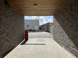 Parkeerplaats gelegen op de Stationsstraat, onmiddellijk beschikbaar.