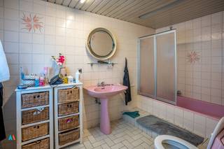 Een gezinswoning met potentie op een perceel van 240 m² in het hart van Loenhout, op wandelafstand van winkels, scholen en horeca. Dankzij de vlotte bereikbaarheid van de E19 en het openbaar vervoer, combineert de woning rust én bereikbaarheid.<br /><br /><strong>Indeling</strong><br />Leefruimte, ingerichte keuken, wasplaats, badkamer, 2 slaapkamers en zolder<br /><br /><strong>Troeven</strong><br />- Rustige ligging met alle voorzieningen in de buurt<br />- Gezinsvriendelijke woonomgeving<br />- Te renoveren woning met potentieel<br />- Reeds verhuurd, stabiel huurrendement<br /><br />Ideaal voor wie op zoek is naar een leuk project om de handen uit de mouwen te steken. Interesse? Contacteer ons!