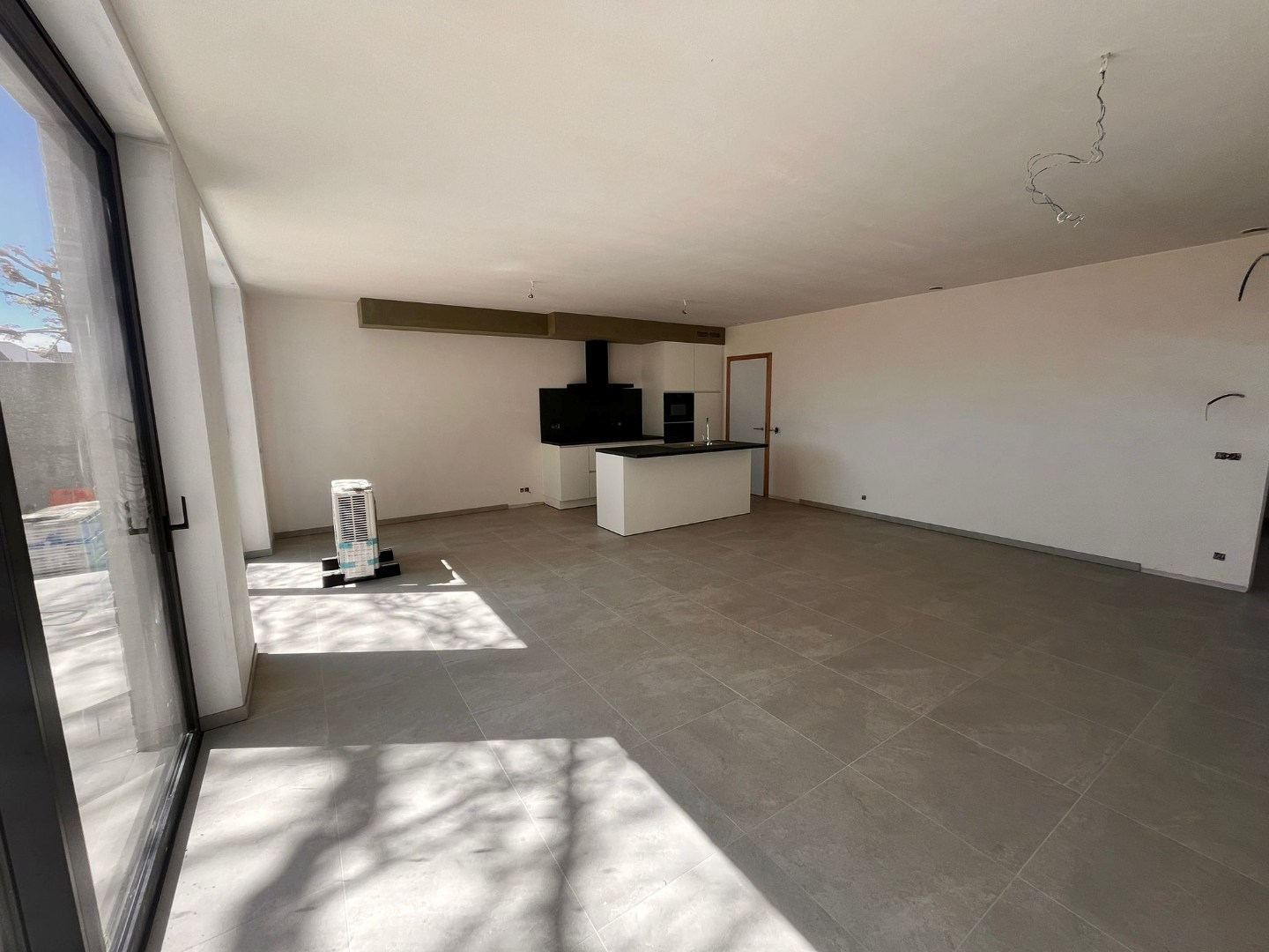 Afgewerkte woning met 2 slaapkamers &amp; ruim zonnig terras en tuin + autostaanplaats en berging - foto 4